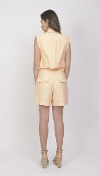 Imagem adicional 3 do item Shorts Pêssego de Alfaiataria com Bolsos e Botão Refinado - Sofisticação e Praticidade para Looks Elegantes