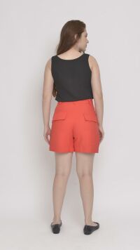 Imagem adicional 4 do item Shorts Vermelho de Alfaiataria com Bolsos e Botão Refinado - Sofisticação e Praticidade para Looks Elegantes
