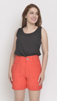 Imagem adicional 2 do item Shorts Vermelho de Alfaiataria com Bolsos e Botão Refinado - Sofisticação e Praticidade para Looks Elegantes