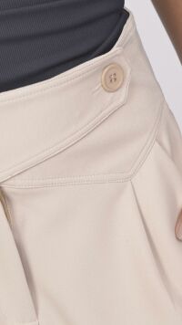 Imagem adicional 4 do item Short Bege com Detalhe Transpassado no Cós e Botão - Estilo Moderno e Confortável