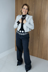 Imagem adicional 2 do item Blazer Cropped Sofia - Bege - Alfaiataria Moderna com Toque Fashion