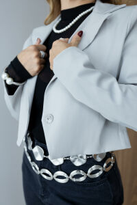 Imagem adicional 4 do item Blazer Cropped Sofia - Bege - Alfaiataria Moderna com Toque Fashion