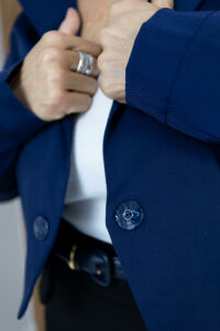 Imagem adicional 4 do item Blazer Cropped Sofia - Azul Marinho - Alfaiataria Moderna com Toque Fashion
