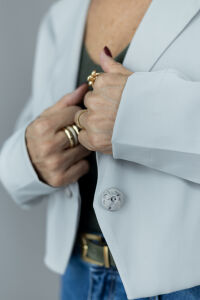 Imagem adicional 4 do item Blazer Cropped Sofia - Cinza - Alfaiataria Moderna com Toque Fashion