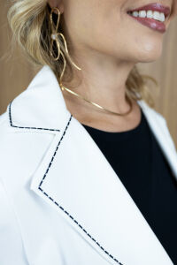 Imagem adicional 3 do item Blazer Grace - Branco - Alfaiataria Sofisticada com Detalhe de Pesponto Contrastante