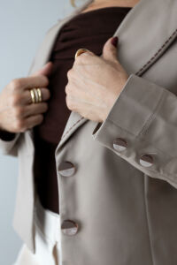 Imagem adicional 2 do item Blazer Grace - Caqui - Alfaiataria Sofisticada com Detalhe de Pesponto Contrastante