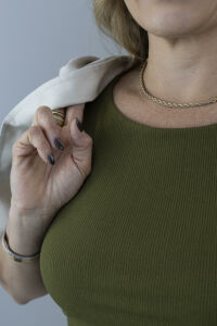 Imagem adicional 4 do item Blusa Sol de Verão - Verde - Cropped Canelado com Frente Dupla para um Visual Atemporal