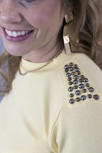 Imagem adicional 2 do item Blusa Aurora - Amarela - Estilo e Atitude com Canelado Sofisticado e Spikes nos Ombros