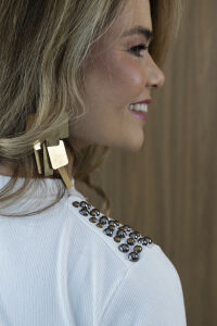 Imagem adicional 6 do item Blusa Aurora - Branca - Estilo e Atitude com Canelado Sofisticado e Spikers nos Ombros