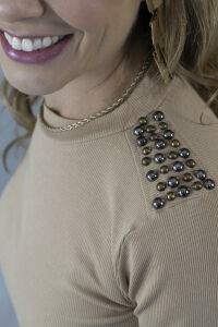 Imagem adicional 3 do item Blusa Aurora - Caramelo - Estilo e Atitude com Canelado Sofisticado e Spikes nos Ombros