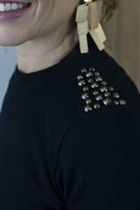 Imagem adicional 3 do item Blusa Aurora - Preta - Estilo e Atitude com Canelado Sofisticado e Spikes nos Ombros