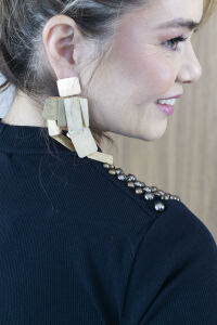 Imagem adicional 6 do item Blusa Aurora - Preta - Estilo e Atitude com Canelado Sofisticado e Spikes nos Ombros