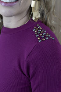 Imagem adicional 3 do item Blusa Aurora - Uva - Estilo e Atitude com Canelado Sofisticado e Spikes nos Ombros