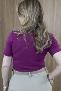 Imagem adicional 5 do item Blusa Aurora - Uva - Estilo e Atitude com Canelado Sofisticado e Spikes nos Ombros