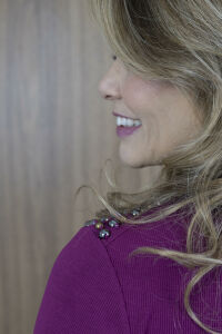 Imagem adicional 4 do item Blusa Aurora - Uva - Estilo e Atitude com Canelado Sofisticado e Spikes nos Ombros