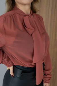 Imagem adicional 3 do item Blusa Aurora La Vie - Terracota - Manga longa em chiffon, com gola laço.