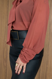 Imagem adicional 2 do item Blusa Aurora La Vie - Terracota - Manga longa em chiffon, com gola laço.