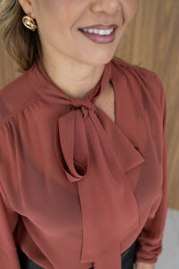 Imagem adicional 4 do item Blusa Aurora La Vie - Terracota - Manga longa em chiffon, com gola laço.
