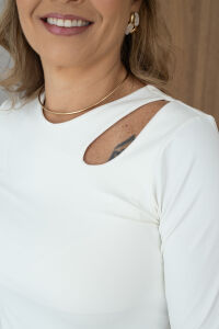 Imagem adicional 3 do item Blusa Isis Soft de Manga Longa - Branca - Detalhe vazado com formato oval