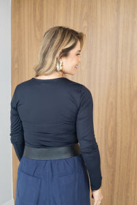 Imagem adicional 4 do item Blusa Isis Soft de Manga Longa - Preta - Detalhe vazado com formato oval
