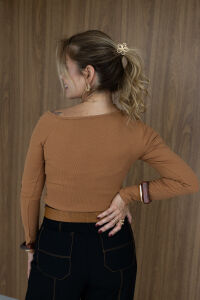 Imagem adicional 4 do item Blusa Janaina - Caqui - Canelada, Moderna e com Decote Assimétrico de M/L