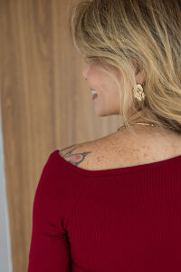 Imagem adicional 5 do item Blusa Janaina - Marsala - Canelada, Moderna e com Decote Assimétrico de M/L