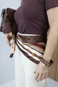 Imagem adicional 1 do item Blusa Jenifer com Decote V e Gola Slim - Marrom