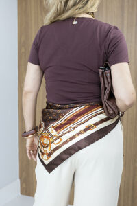 Imagem adicional 2 do item Blusa Jenifer com Decote V e Gola Slim - Marrom