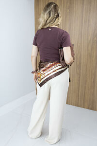 Imagem adicional 4 do item Blusa Jenifer com Decote V e Gola Slim - Marrom