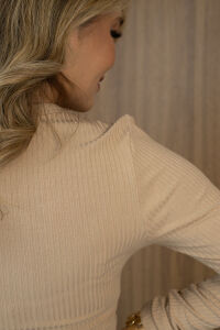 Imagem adicional 4 do item Blusa Lia - Bege - Cropped Canelada de Manga Longa com Gola Careca
