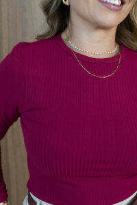 Imagem adicional 3 do item Blusa Lia - Bordô - Cropped Canelada de Manga Longa com Gola Careca