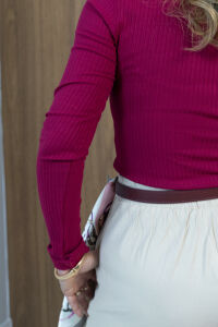 Imagem adicional 4 do item Blusa Lia - Bordô - Cropped Canelada de Manga Longa com Gola Careca