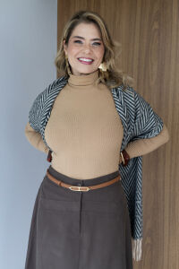 Imagem adicional 2 do item Blusa Lia - Caqui - Canelada, Gola Alta e Elegância Atemporal para o Dia a Dia
