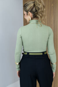 Imagem adicional 4 do item Blusa Lia - Verde - Canelada, Gola Alta e Elegância Atemporal para o Dia a Dia