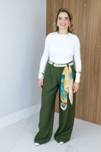 Imagem adicional 2 do item Blusa Luna Cropped - Branca - com Decote Careca, Manga Longa e Acabamento Liso - Básica com Estilo, em Poliamida Confortável e Toque Moderno