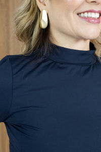 Imagem adicional 5 do item Blusa Luna Cropped - Preta - com Gola Alta, Manga Longa e Acabamento Liso - Minimalismo Sofisticado com Conforto e Estilo