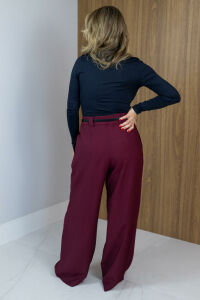 Imagem adicional 2 do item Blusa Luna Cropped - Preta - com Decote Careca, Manga Longa e Acabamento Liso - Básica com Estilo, em Poliamida Confortável e Toque Moderno