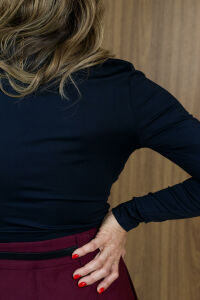 Imagem adicional 4 do item Blusa Luna Cropped - Preta - com Decote Careca, Manga Longa e Acabamento Liso - Básica com Estilo, em Poliamida Confortável e Toque Moderno