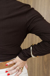Imagem adicional 4 do item Blusa Regina Cropped Canelada  - Marrom - Justa na Medida e Ideal para o Dia a Dia