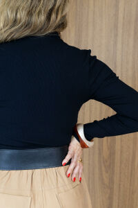 Imagem adicional 4 do item Blusa Regina Cropped Canelada  - Preta - Justa na Medida e Ideal para o Dia a Dia