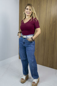 Imagem adicional 2 do item Blusa Regina Cropped Canelada Dupla – Gola V, Manga Curta - Marsala