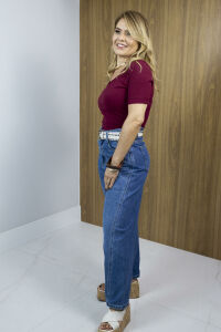 Imagem adicional 3 do item Blusa Regina Cropped Canelada Dupla – Gola V, Manga Curta - Marsala