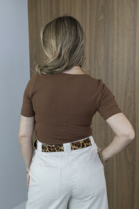 Imagem adicional 4 do item Blusa Sol de Verão - Caramelo - Cropped Canelado com Frente Dupla para um Visual Atemporal