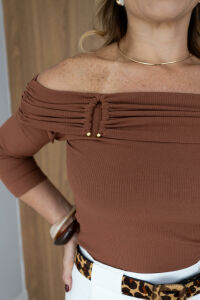 Imagem adicional 3 do item Blusa Sophie Canelada - Caqui - Elegância com Toque Fashion no Ombro a Ombro