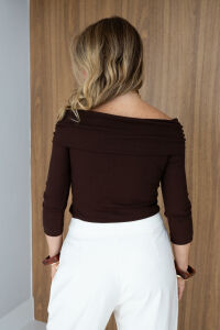Imagem adicional 3 do item Blusa Sophie Canelada - Marrom - Elegância com Toque Fashion no Ombro a Ombro
