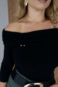 Imagem adicional 3 do item Blusa Sophie Canelada - Preta - Elegância com Toque Fashion no Ombro a Ombro