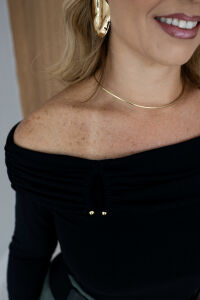 Imagem adicional 4 do item Blusa Sophie Canelada - Preta - Elegância com Toque Fashion no Ombro a Ombro