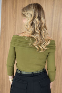 Imagem adicional 3 do item Blusa Sophie Canelada - Verde - Elegância com Toque Fashion no Ombro a Ombro