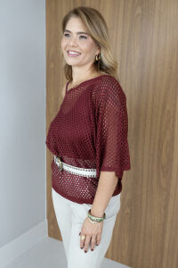 Imagem adicional 3 do item Blusa Trama em Tricot Vazado - Marsala - Transparência e Estilo em Uma Peça Cheia de Personalidade