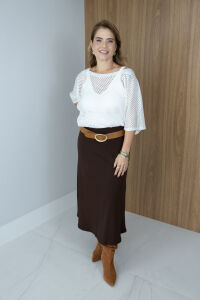 Imagem adicional 1 do item Blusa Trama em Tricot Vazado - Off White - Transparência e Estilo em Uma Peça Cheia de Personalidade